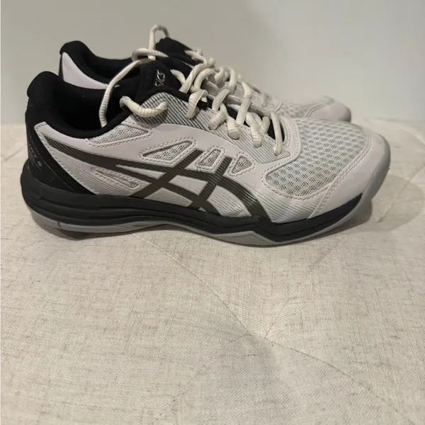 ASICS Women’s White and Black Athletic Volleyball Shoes like new - Image 3
