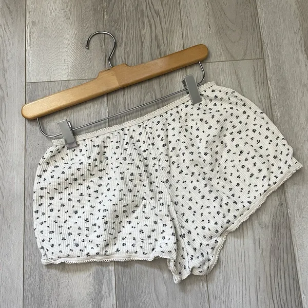 Brandy Melville Shorts floral waffle knit womens Cream (one size) loungewear - Image 2