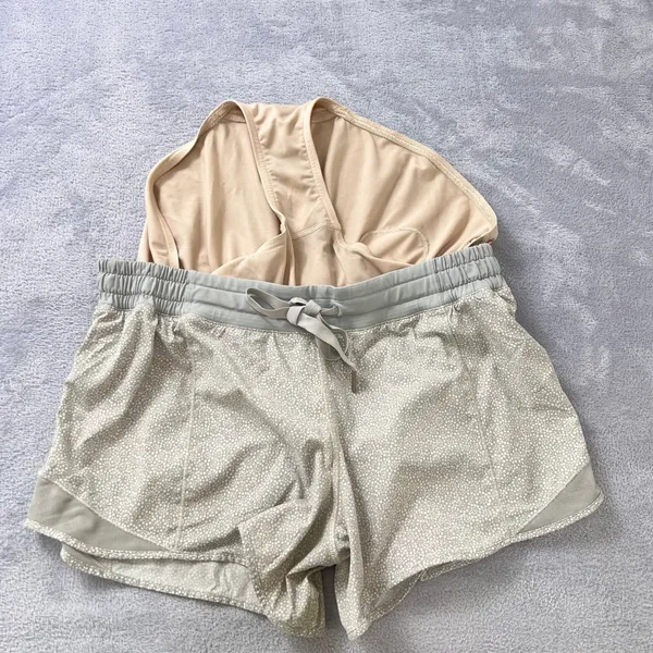 Lululemon Hotty Hot Lined Running Shorts Gray White Ditsy Daisy Print Size 12 - Image 3