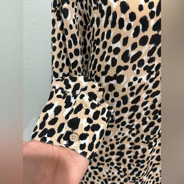 Banana Republic Animal Print V-Neck Blouse Size M - Image 4