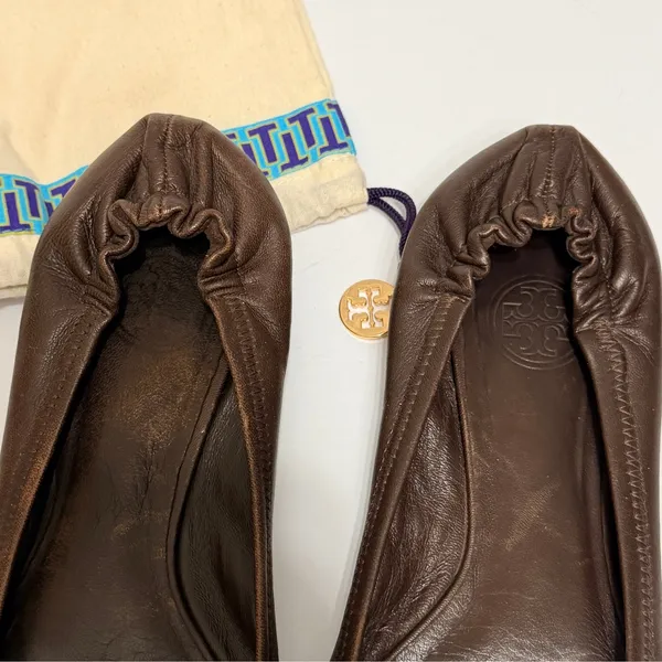 Tory Burch Reva Ballet Flats Brown Leather Gold Logo Medallion Size 9.5 - Image 4