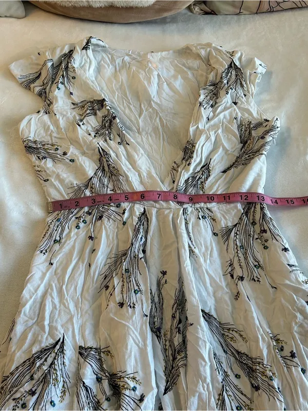 Free People white with floral print deep v-neck midi dress cap sleeves size 8 - Image 10