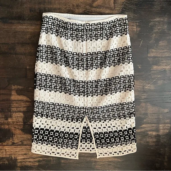 Women’s Banana Republic Skirt Size 6 Black White Embroidered Eyelet Pencil Boho - Image 3