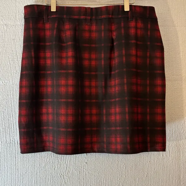 Maurices Red Black Mini Skirt 19” long Plaid Faux Pockets Back - Image 3