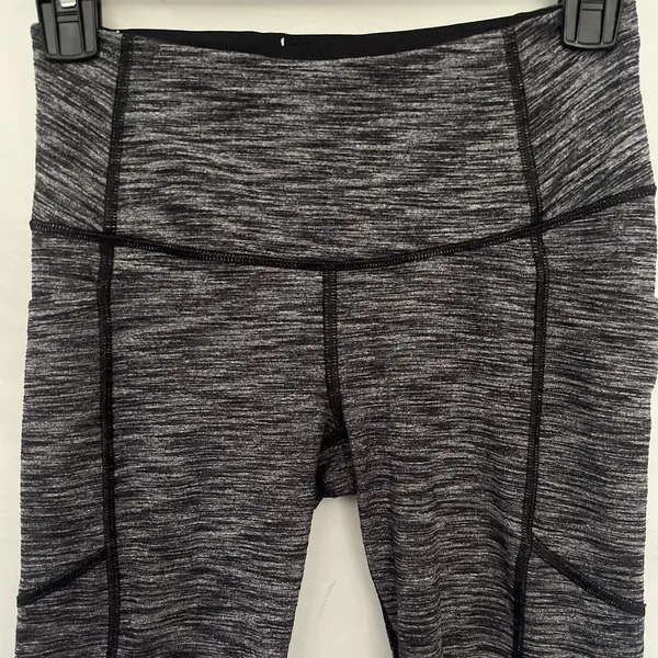 Victoria's Secret VICTORIA SPORT Knockout Capri Womens Leggings Size XS Heather Gray Seaming - Image 2