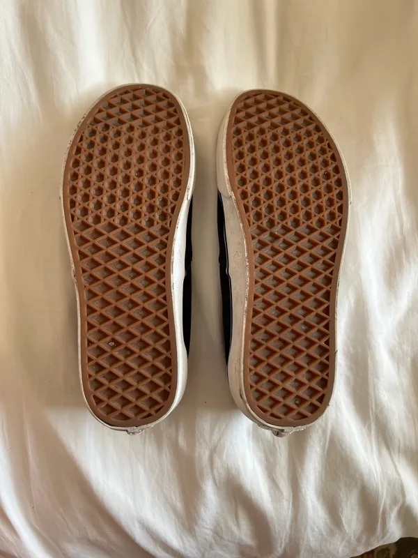 Low-Top Vans Sneakers - Image 2