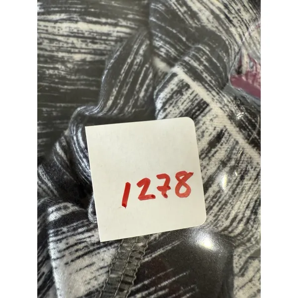 2 Lululemon Black And White Leggings Size‎ 2 - Image 8