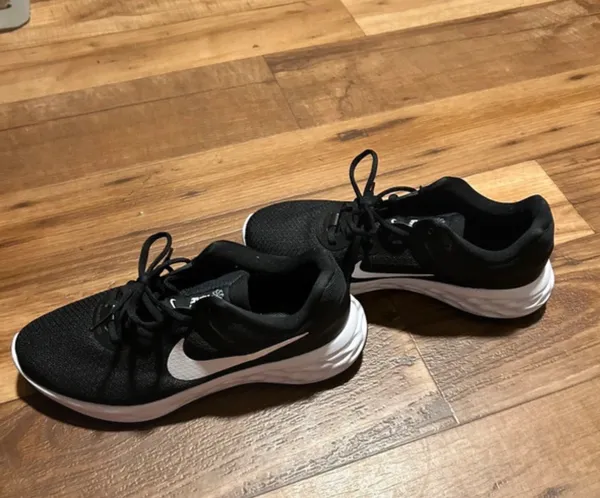 Unisex running Nike shoes lace up - Image 3