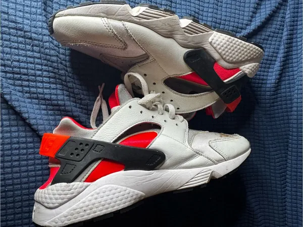 Nike Air Hurrache White Sneakers with Bright Red Accents - Image 3