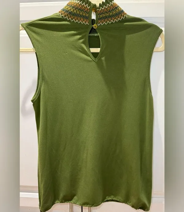 Green Sleeveless Top with Embroidered Neckline Size 2 (S-XS) - Image 5
