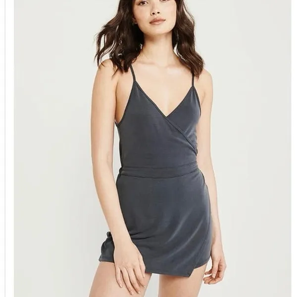 Abercrombie & Fitch Grey Camisole Sleeveless Faux Wrap V-Neck Skort Romper Sz S - Image 4