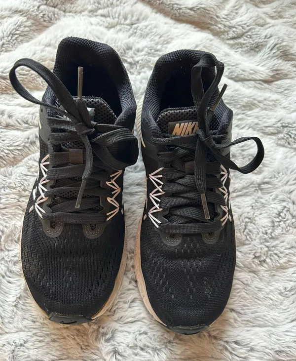 Nike Tennis Shoes - Image 2