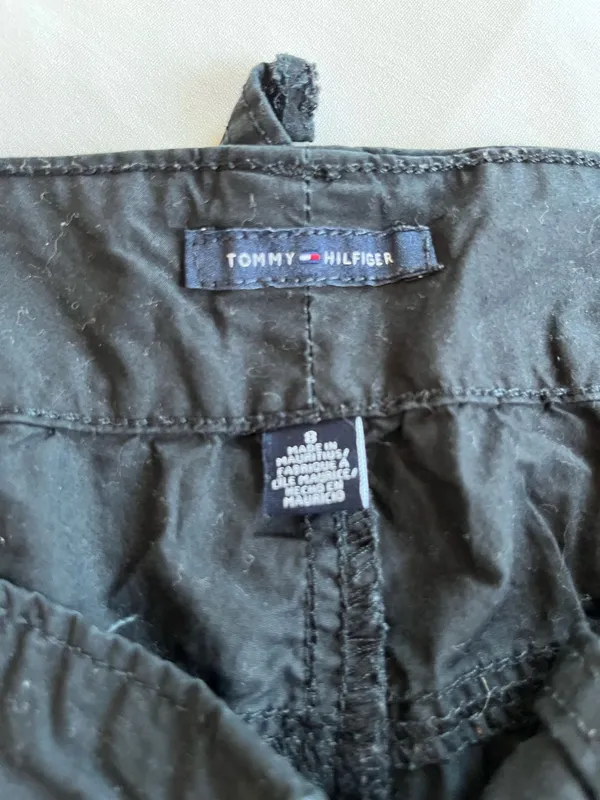 Women’s size 8 Tommy Hilfiger cargo shorts black - Image 4