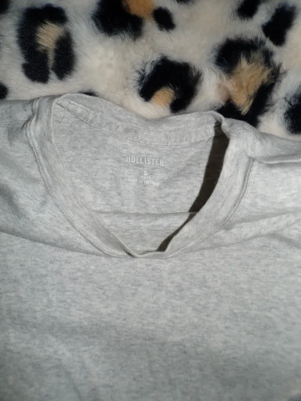 Hollister Cropped Baby Tee - Image 2