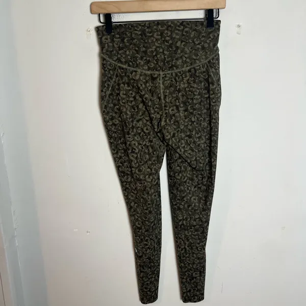 LULULEMON- Base Pace High-Rise Tight 25" Intertwined Camo Medium Olive Size 6 - Image 4