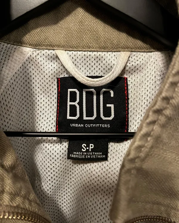 beige and white zip up jacket - Image 3