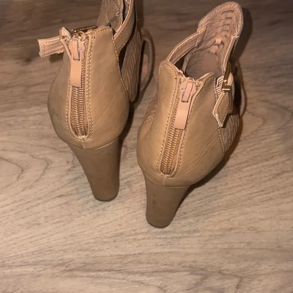 TOP Moda Brown Cutout stacked tan gladiator heels size 9 - Image 9