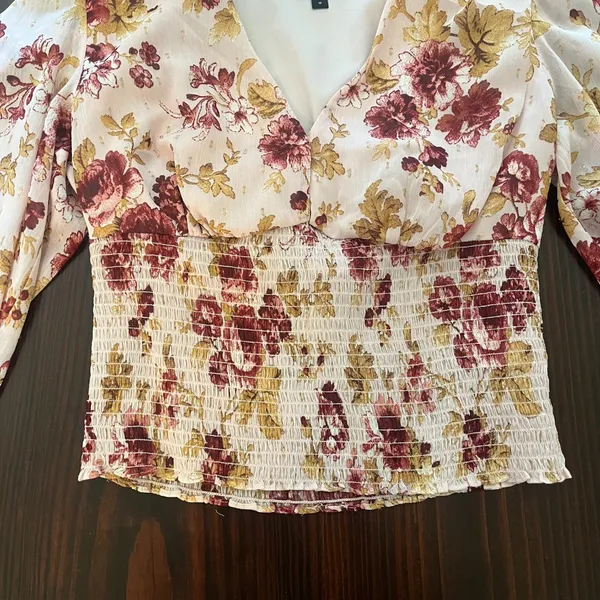 Woman's Express Pink Floral Long Sleeve Crop V-Neck Top Size Medium - Image 3