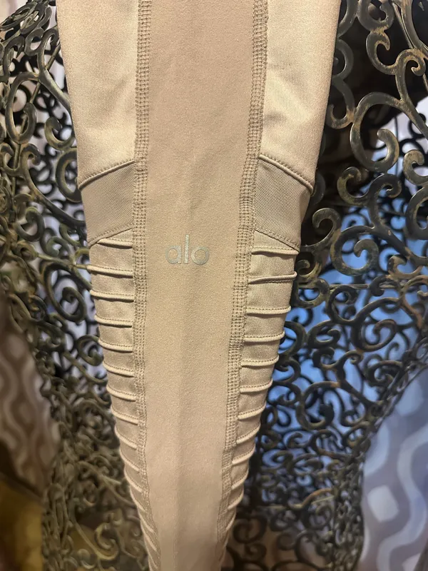 Alo Yoga Leggings - Image 4