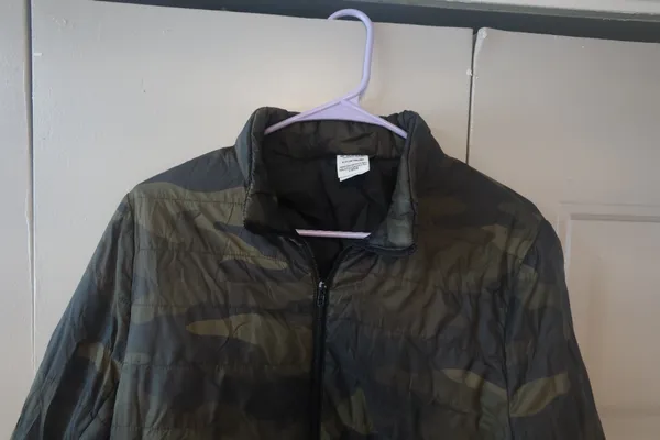 PINK Victoria's Secret camo camoflage puffer sweater jacket in army green size small. - Image 4