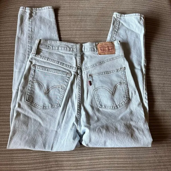 Levi’s high waisted taper jeans 26 light wash - Image 6