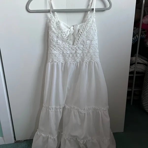 Elegant White Lace Dress - Image 2