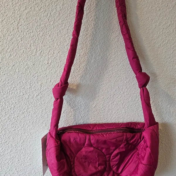Zella Quilted Shoulder Bag in Fuchsia - Image 4