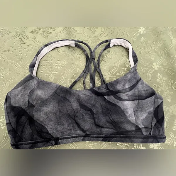 Lululemon Athletica Gray Patterned Sports Bra size 6 - Image 4