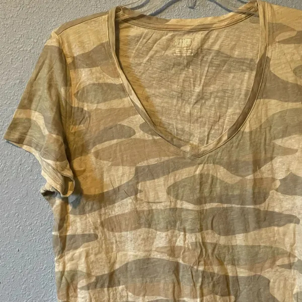 PINK Victoria's Secret Tan Camouflage V-Neck Short Sleeve T-Shirt Large - Image 2