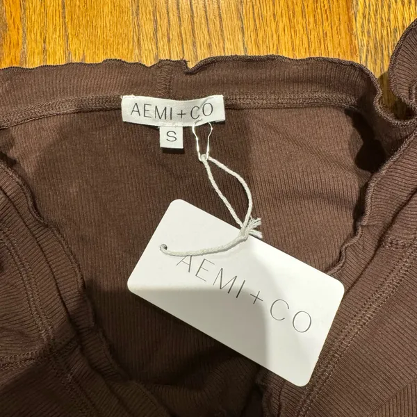 aemi + co cropped off the shoulder top Brown - Image 2