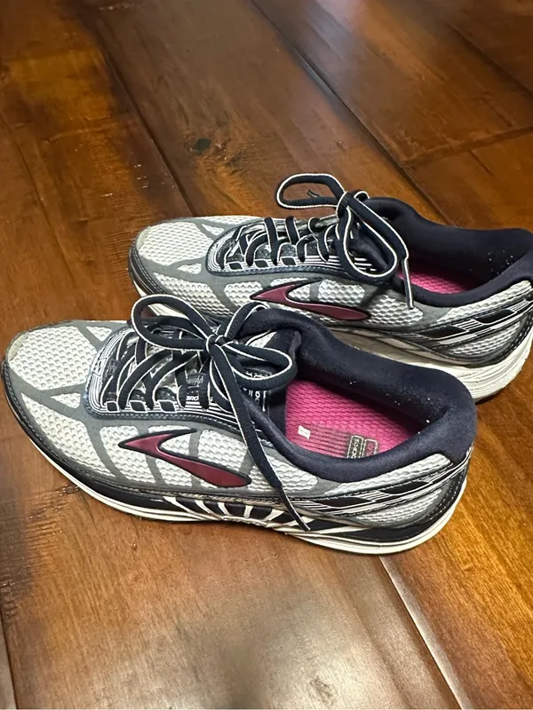 Brooks Dyad  Women's Sneakers - Image 4