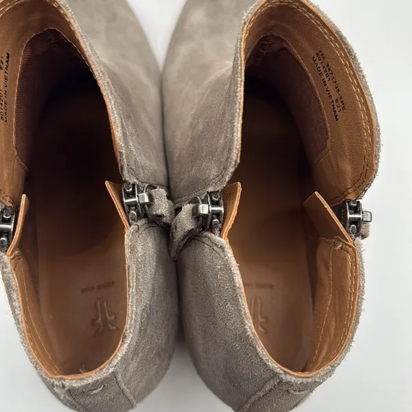 FRYE Judith Bootie in Taupe‎ Suede Double Zip Stack Heel Size 7 - Image 9