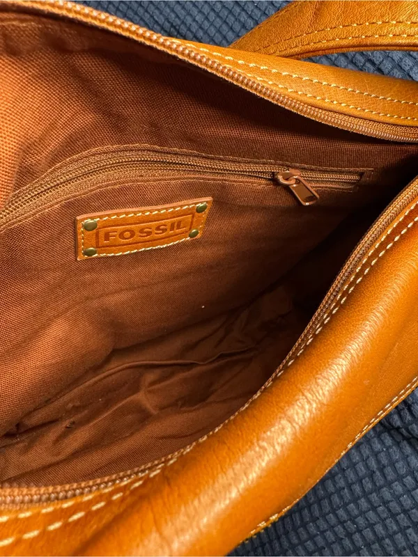 Vintage Fossil shoulder bag features a rich, warm tan leather - Image 5