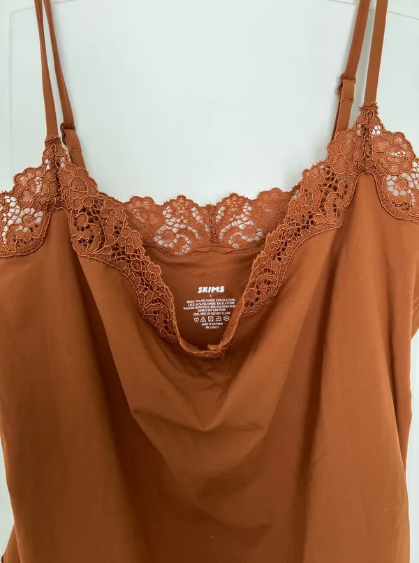 SKIMS Lace Bodysuit Cami Fits Everybody Bronze - Image 3