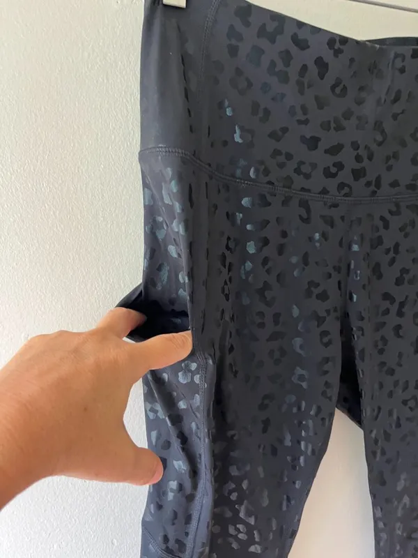Sz M Pull On Black-on-black leopard print Leggings with side pockets - Image 4