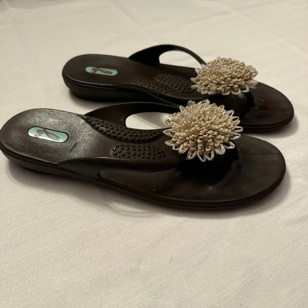 Oka-B Floral Flip Flop Sandals Brown Comfort Thong USA Made Women’s 8.5-9.5 - Image 2