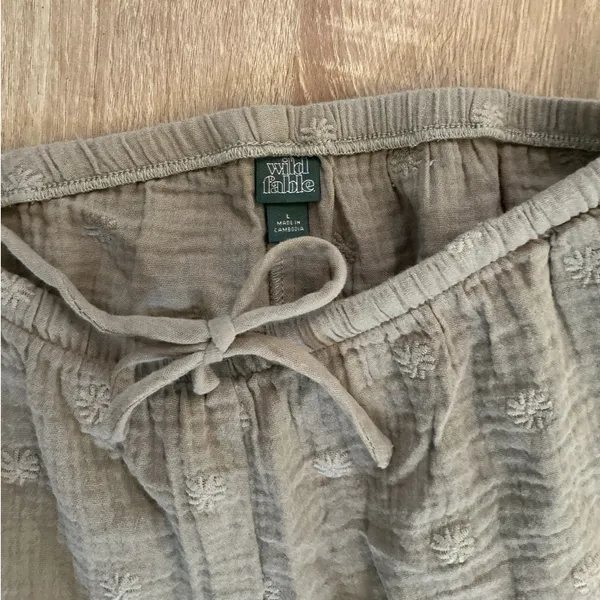 Wild Fable dark taupe linen shorts with small floral design - Image 3