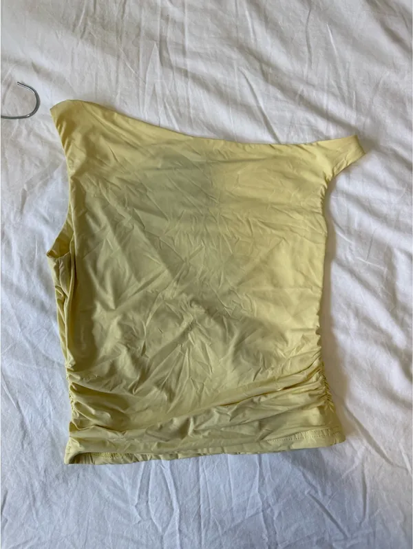 yellow white fox going out top off shoulder - Image 2