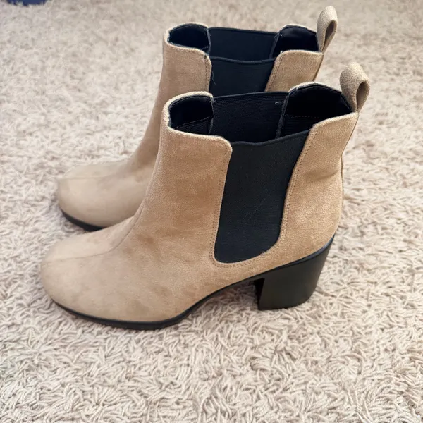 Soda Tan and Black Ankle Boots Block Heel Size 9 - Image 5