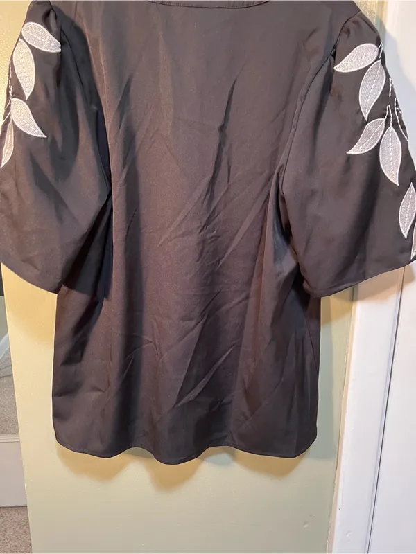 Women’s Size Medium Floral Embroidery Rocking V-Neck Puff Sleeve Blouse Black - Image 8