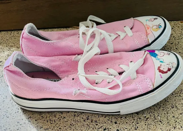 Converse women's pink size 6.5 in good condition In front of shoe picture of kids were painted - Image 2