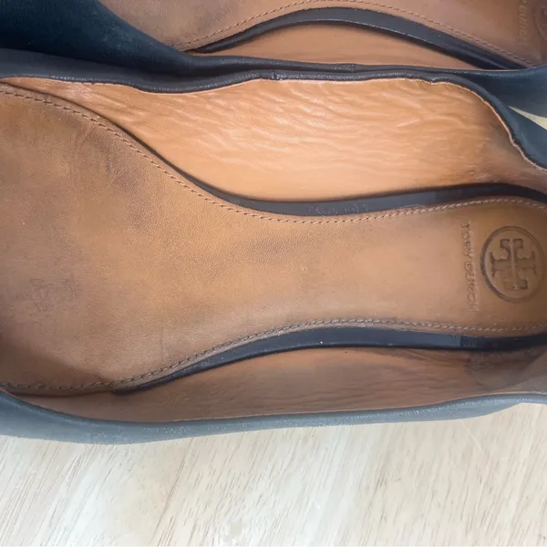 Tory Burch Black Loafers with Gold Emblem - Image 7