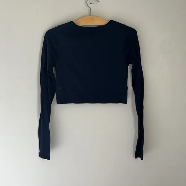 Lululemon ribbed Navy long sleeved crop top. Size 6 - Image 4