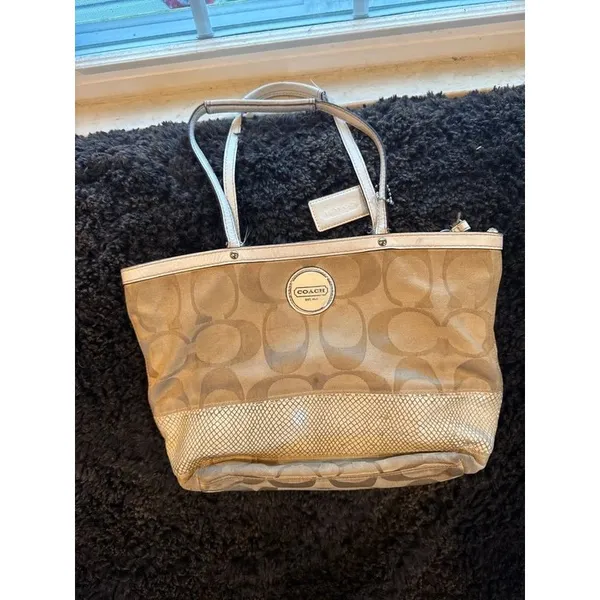 Signature coach bag with accent - Image 12