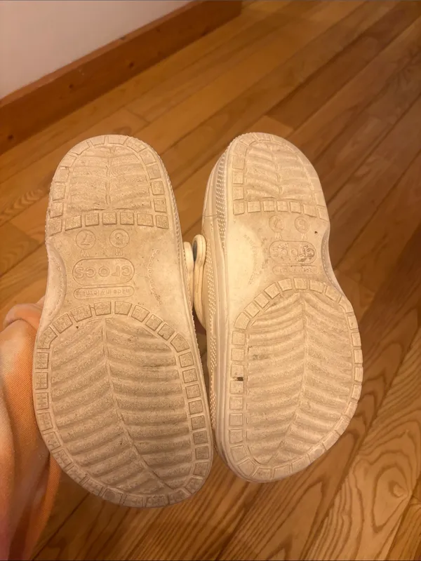 CROCS Women's Size 7 White Fuzz Lined Clog Shoes - Image 5