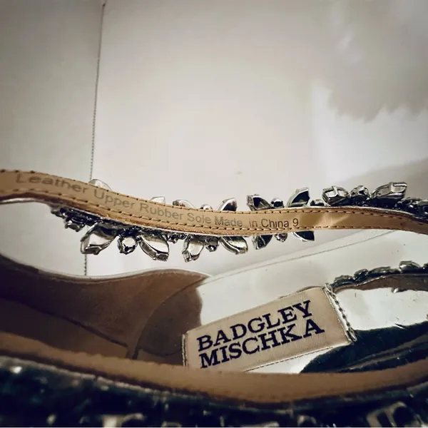 Badgley Mischka Embellished Feather Crystal Rhinestone Flat Sandals Womens Sz 9 - Image 4