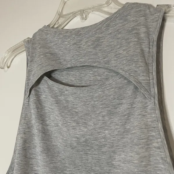 Lululemon light grey cropped active keyhole back tank size 4 - Image 4