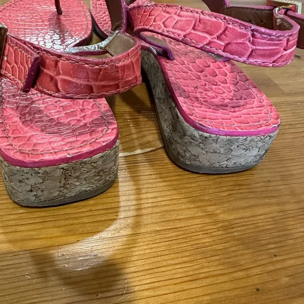 Tory Burch Pink and Brown Croc-Embossed sándals - Image 8