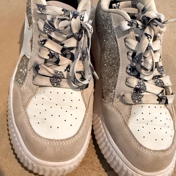 Source Unknown Sparkling White and Gray Sneakers - Image 8