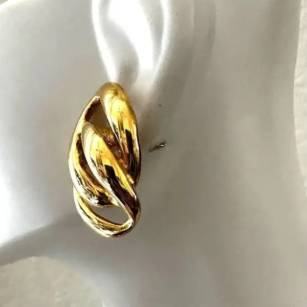 Gold tone circle link earrings - Image 2